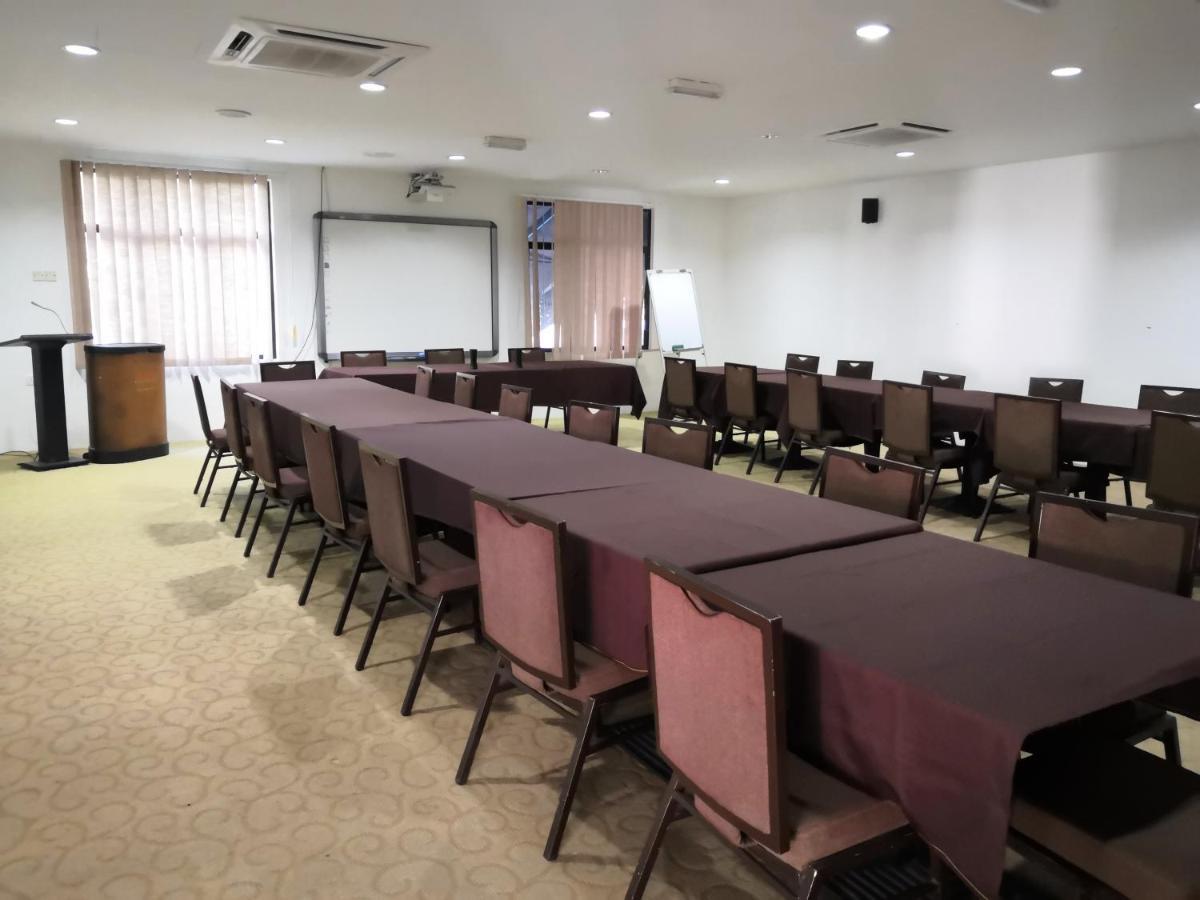 Alia Residence Business Resort Padang Mat Sirat Екстериор снимка