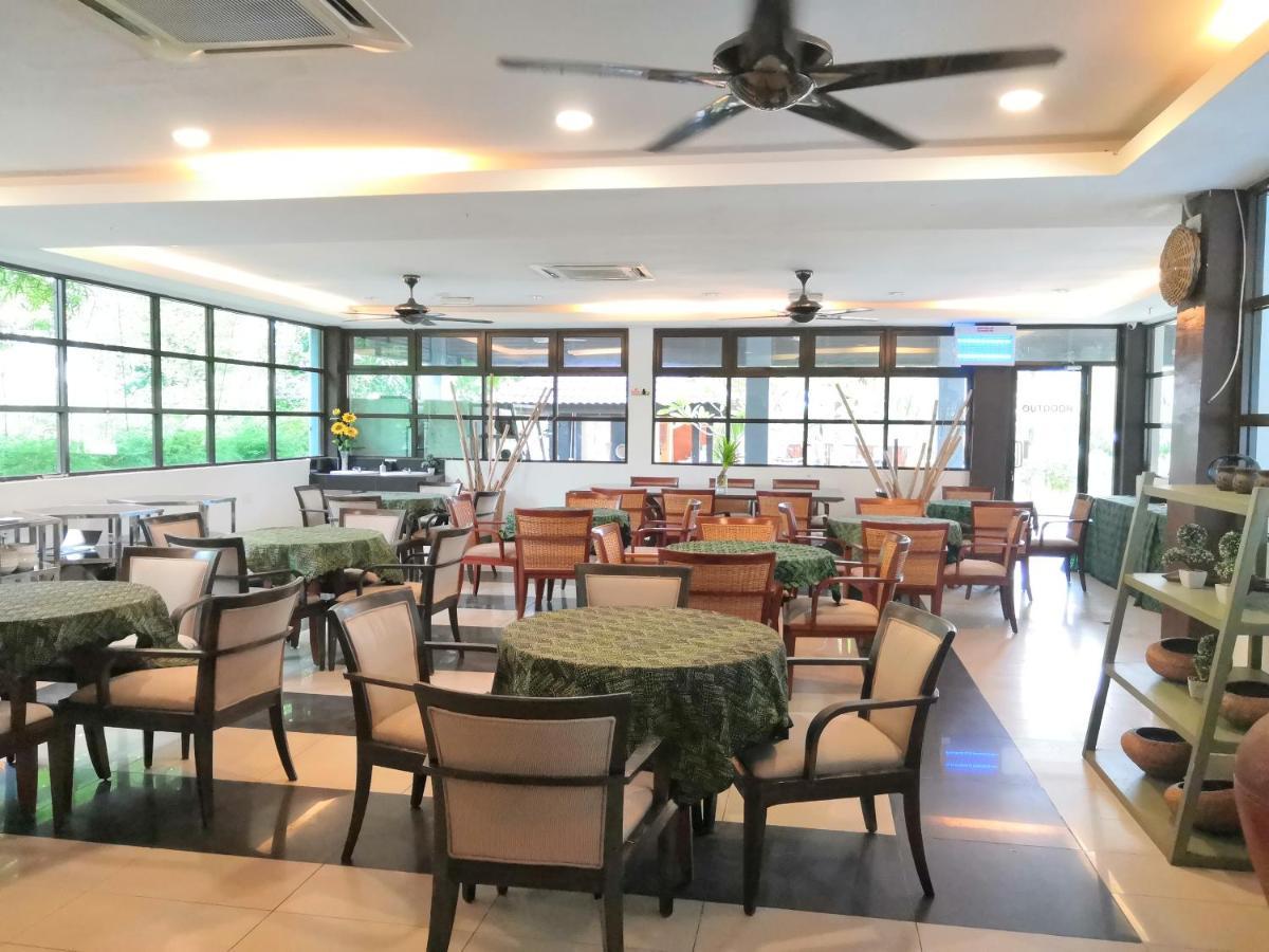 Alia Residence Business Resort Padang Mat Sirat Екстериор снимка