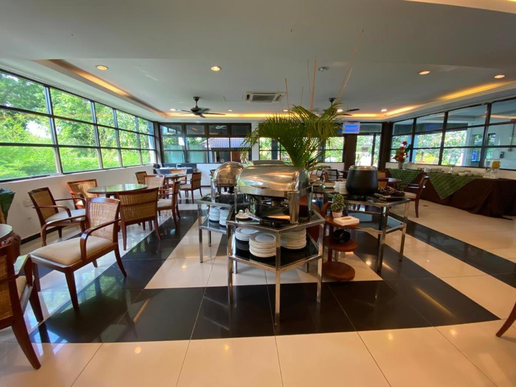 Alia Residence Business Resort Padang Mat Sirat Екстериор снимка