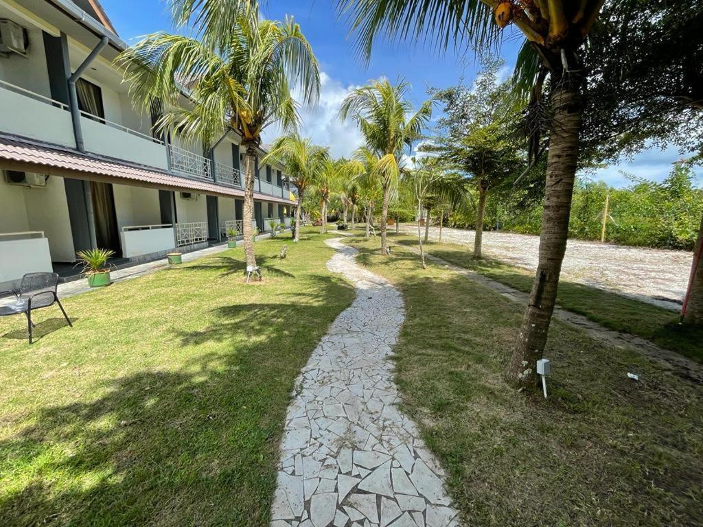 Alia Residence Business Resort Padang Mat Sirat Екстериор снимка