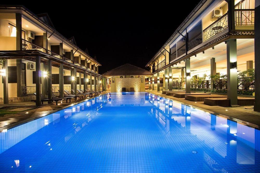 Alia Residence Business Resort Padang Mat Sirat Екстериор снимка