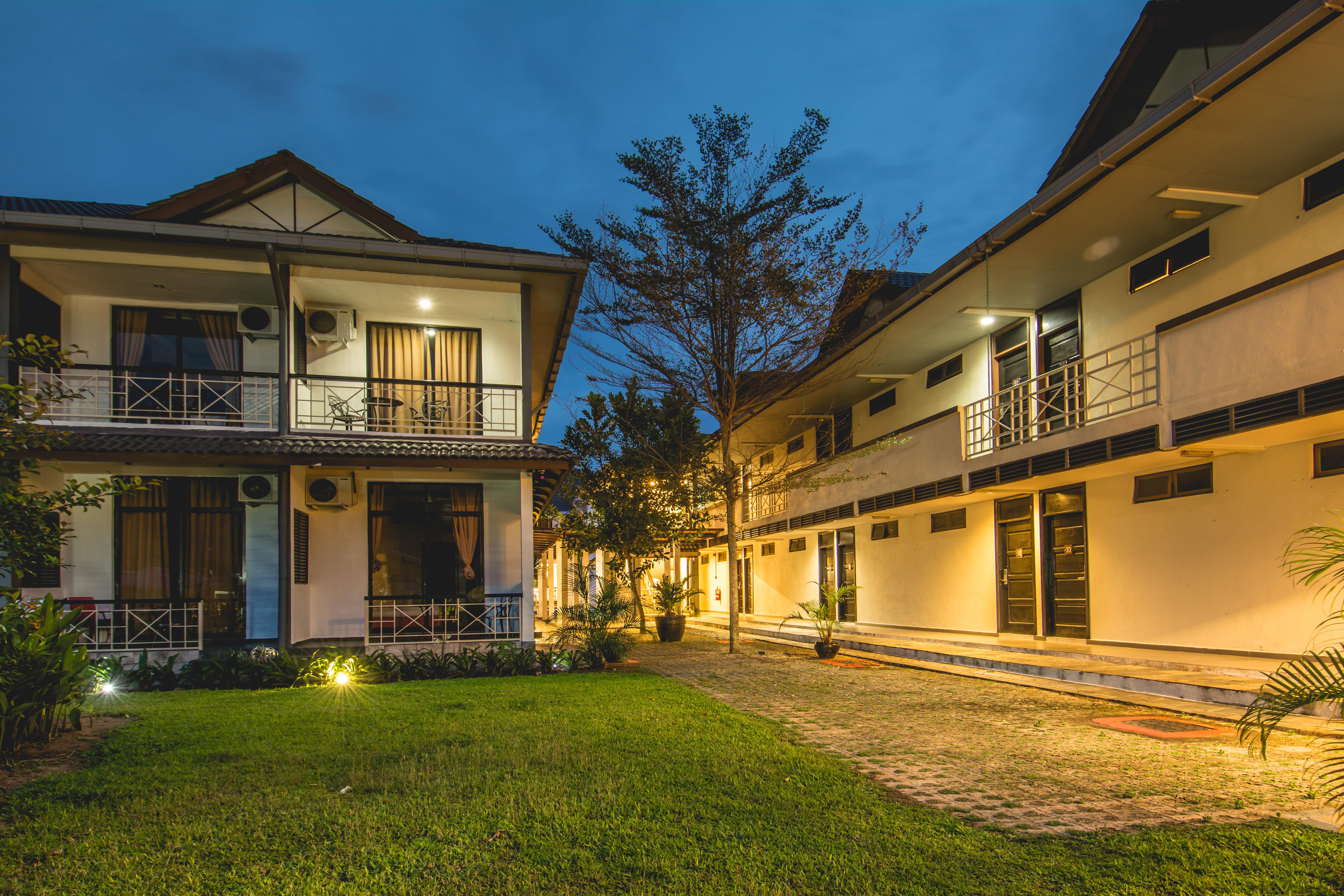 Alia Residence Business Resort Padang Mat Sirat Екстериор снимка