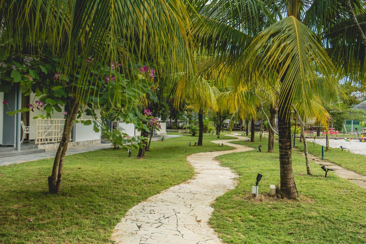 Alia Residence Business Resort Padang Mat Sirat Екстериор снимка