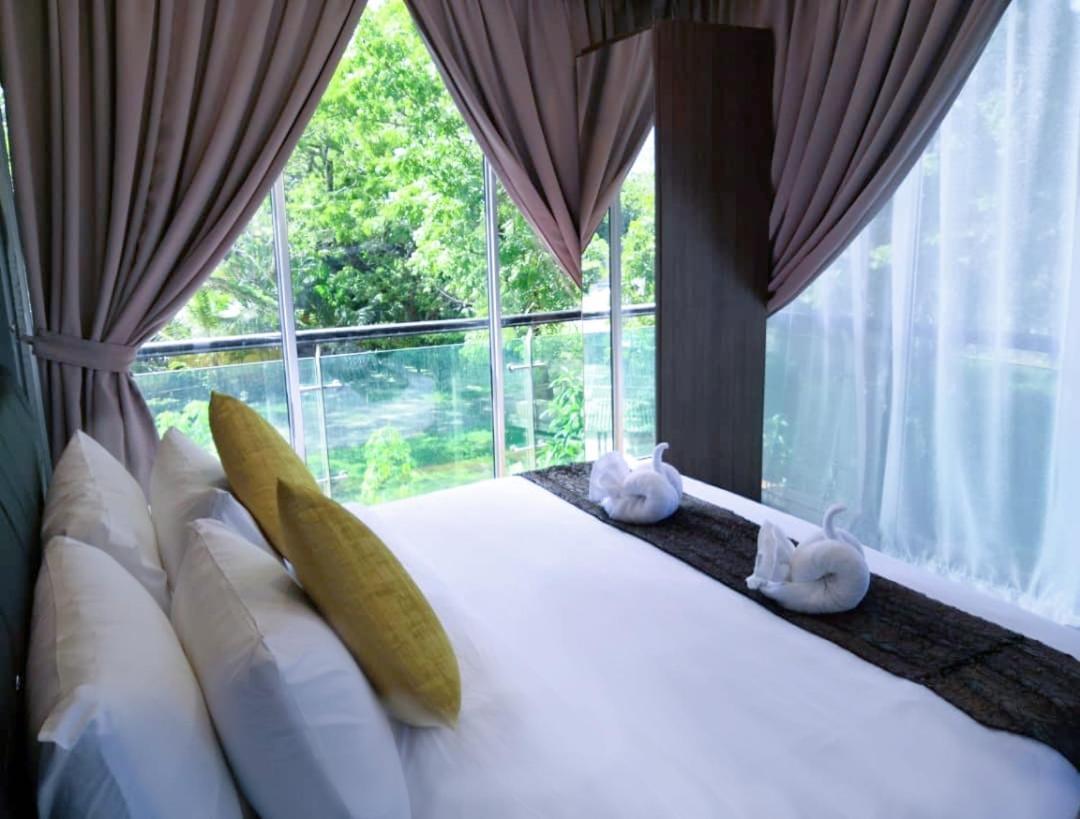 Alia Residence Business Resort Padang Mat Sirat Екстериор снимка